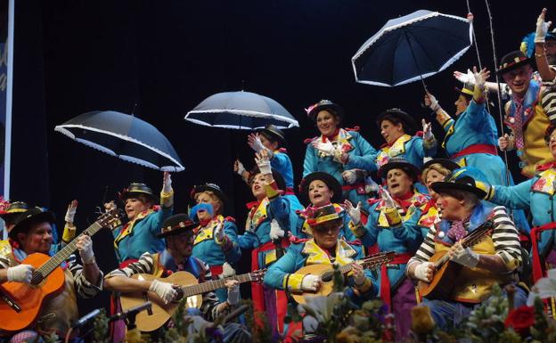 Senderistas y gordos de la cerveza se salen en la despedida del teatro Alameda