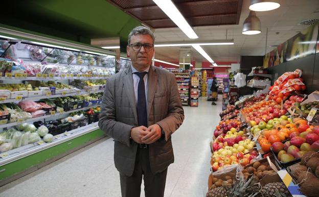 El enfermero que colgó la bata para comprar supermercados