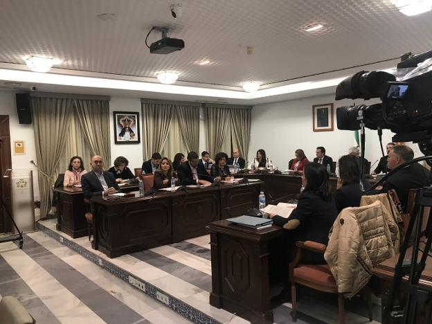 Mijas aprueba los presupuestos tras la inesperada abstención de la edil no adscrita