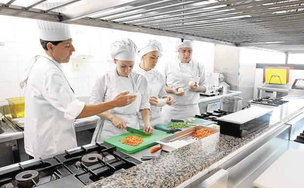 La Junta autoriza los precios para que abran los restaurantes de La Cónsula y La Fonda