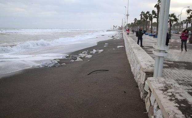 El peor temporal de viento en diez años deja sin arena las playas de Huelin y Ferrara
