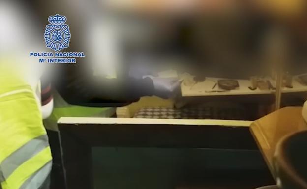 Hallan drogas, armas y material informático en la caravana del hombre detenido por corrupción de menores en Benalmádena