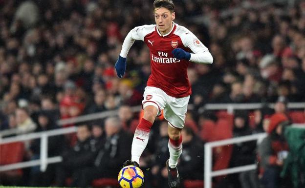 Özil renueva con el Arsenal