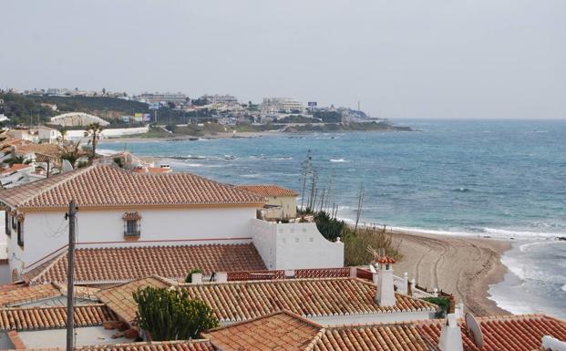 La Guardia Civil evita que una mujer se arroje al vacío desde un décimo piso en Mijas