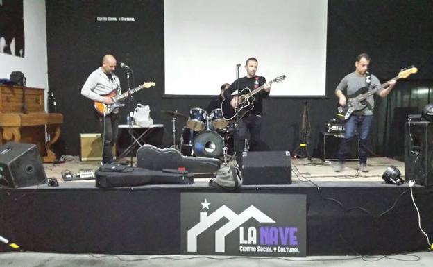 Espinosa y su banda de rock graban en homenaje a la Desbandá
