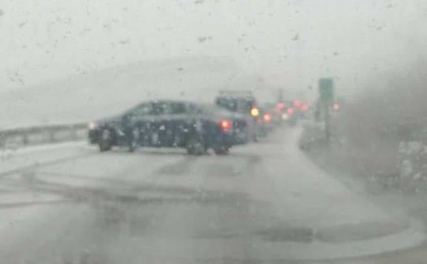 La nieve obliga a cortar la A-367 en Cuevas del Becerro