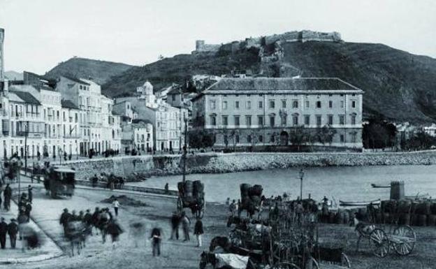 Cuando en Málaga estaba prohibido bañarse en la playa antes de las diez de la noche