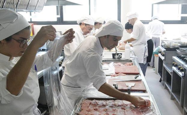 Empleo quiere abrir los restaurantes de La Cónsula y La Fonda antes de que termine este curso escolar