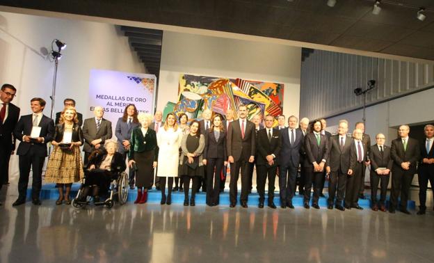 Felipe VI: «Esperamos y deseamos que continúe el vínculo del Pompidou con Málaga, Andalucía y España»