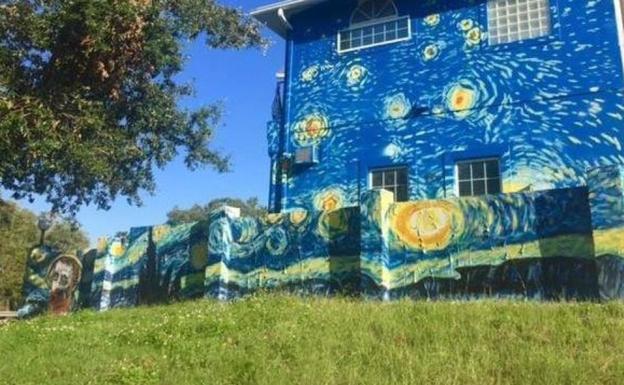 Pintan en su fachada 'La Noche Estrellada' de Van Gogh para orientar a su hijo autista y les ponen una multa diaria hasta que la retiren