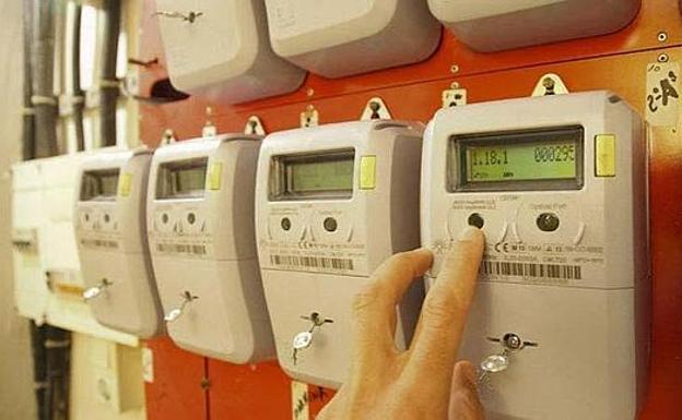 «No me han cortado la luz de milagro, y he devuelto recibos»