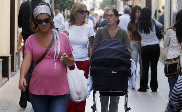 El Gobierno retrasa sin avisar el pago de los salarios por bajas de maternidad