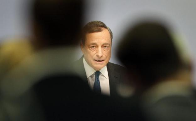 Draghi dice que no corresponde al BCE regular o prohibir el bitcoin