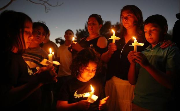 Luto y dolor en la vigilia por las víctimas de la masacre en la escuela de EE UU