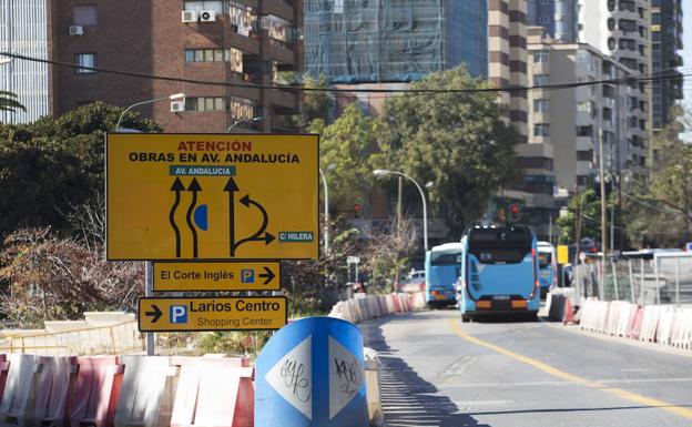 Todos los grupos municipales exigen terminar ya las obras del metro en la avenida de Andalucía