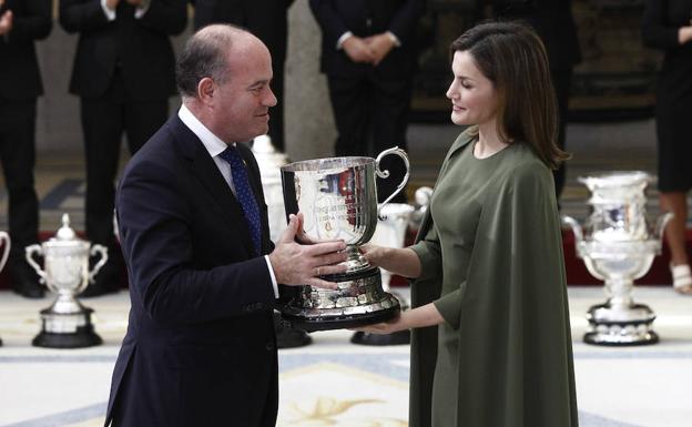 La Reina entrega al Ayuntamiento de Antequera el Premio Nacional de Deportes