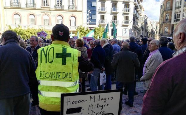 Varios cientos de jubilados toman la plaza de la Constitución y claman por pensiones dignas