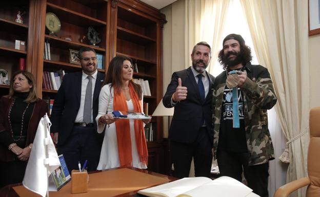 Mijas rinde homenaje a Regino Hernández