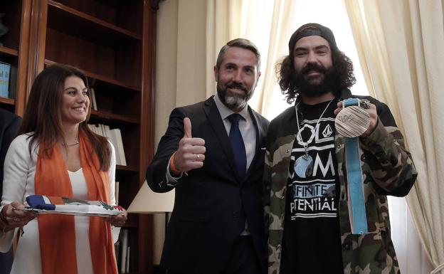 Mijas se rinde a Regino Hernández