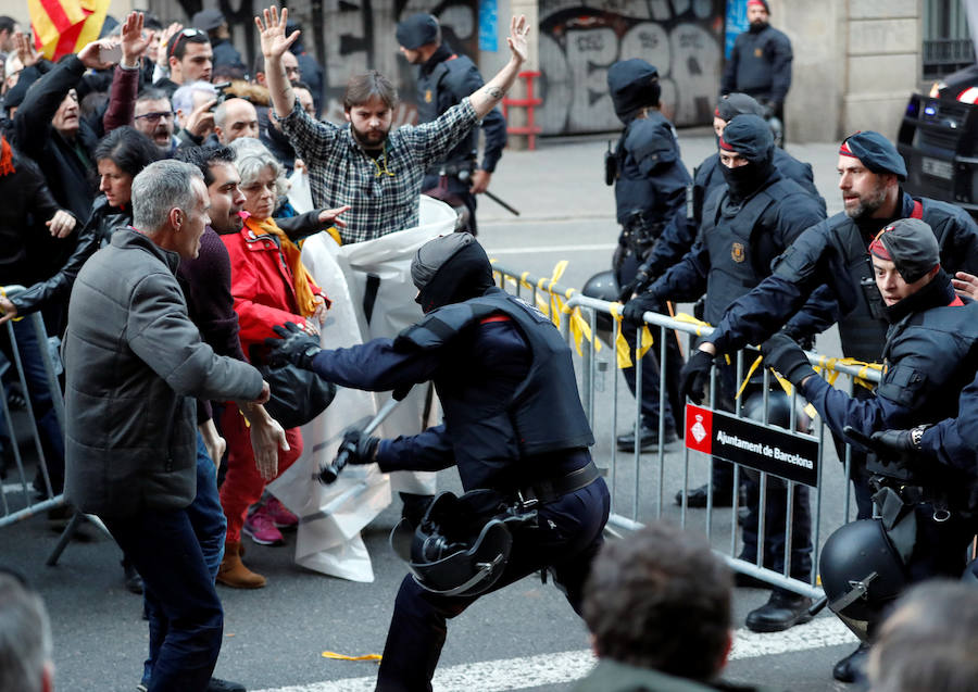 Los Mossos bloquean los accesos Palau de la Música entre empujones de manifestantes