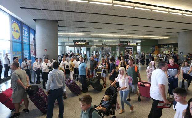 La patronal andaluza se brinda a impulsar una comisión para abordar la ampliación del aeropuerto de Málaga