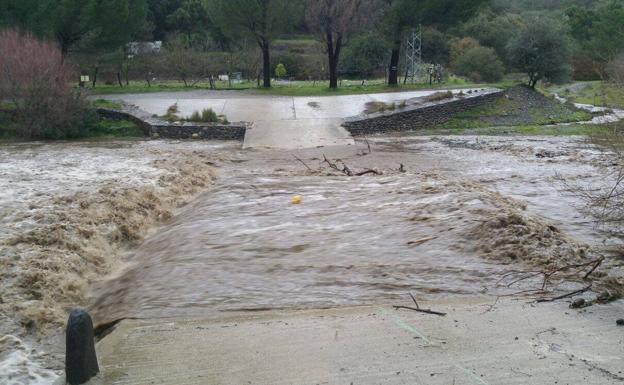 Ronda cierra espacios públicos por el temporal y se desborda el Arroyo de las Culebras