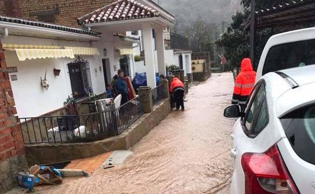 La crecida del Guadiaro obliga a desalojar viviendas en Jimera y Benaoján