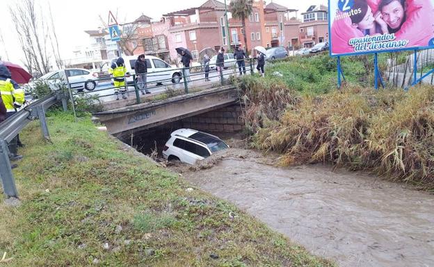 Espectacular rescate de un conductor en río Seco en Torre del Mar