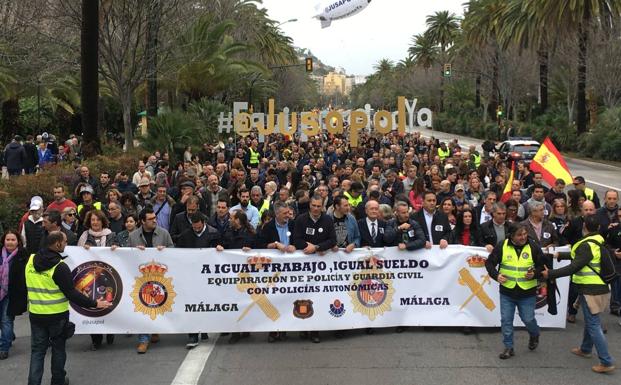 Decenas de miles de policías y guardias civiles se echan a la calle para exigir la equiparación salarial