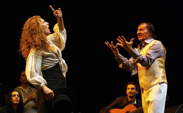 Estrella Morente, Tomasito y José Valencia, en el homenaje a Carrete sobre las tablas del Teatro Cervantes