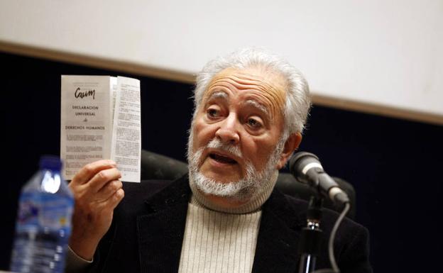 Julio Anguita llama a la reflexión sobre el lado oscuro de la globalización capitalista
