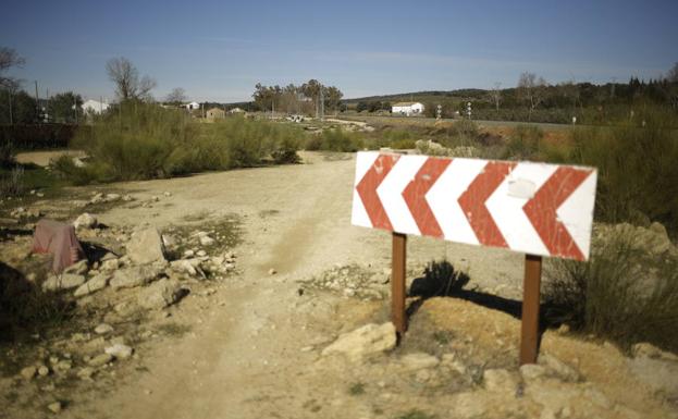 La Junta se compromete a invertir 20 millones para mejorar las carreteras del interior