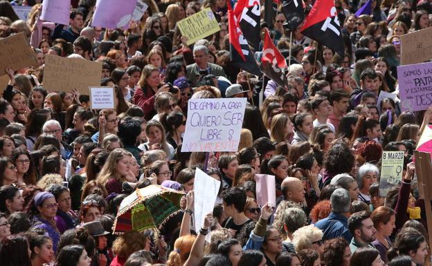 La masiva afluencia desborda la concentración por la huelga feminista en el Centro de Málaga