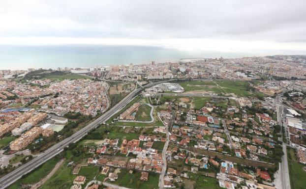 Una mujer resulta herida tras precipitarse desde su vivienda para escapar de un incendio en Fuengirola