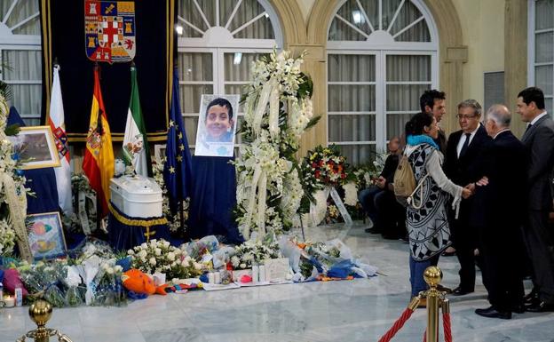 Miles de personas despiden a Gabriel y consuelan a la familia en la capilla ardiente