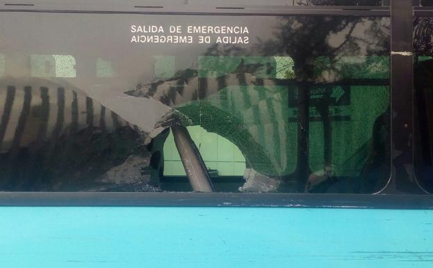 Revienta el cristal de un autobús de la EMT con una piedra después de que el conductor no le cogiera fuera de la parada