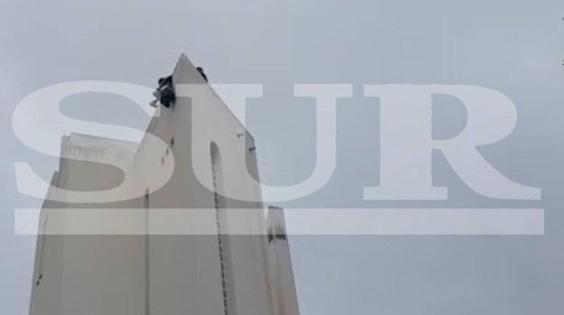 El hombre salvado por policías cuando quería arrojarse al vacío en Fuengirola acababa de romper una orden de alejamiento a su expareja