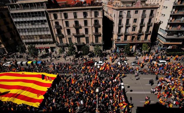 Miles de personas piden en Barcelona «seny» y un nuevo Govern