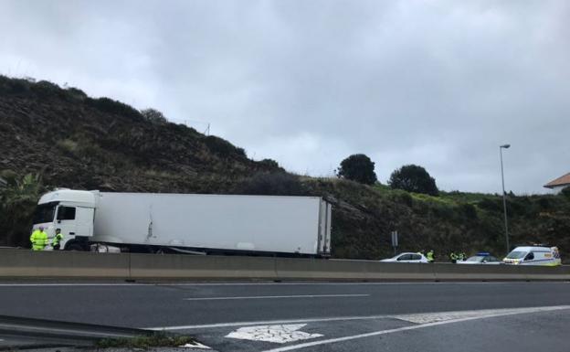 Un camión hace la tijera y corta dos carriles en la A-7, a la altura de la Cala de Mijas