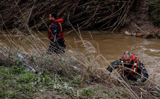 Suspendida la búsqueda del guardia civil desaparecido en un arroyo al intentar rescatar a varias personas atrapadas