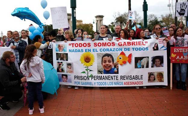 Medio millar de personas se concentran en Málaga para recordar a las víctimas y pedir la prisión permanente revisable