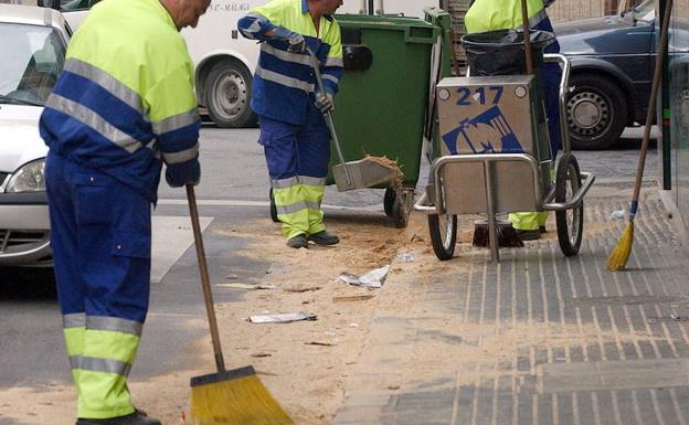 Limasa usará campanas de alta presión para retirar la cera del suelo en Málaga en Semana Santa