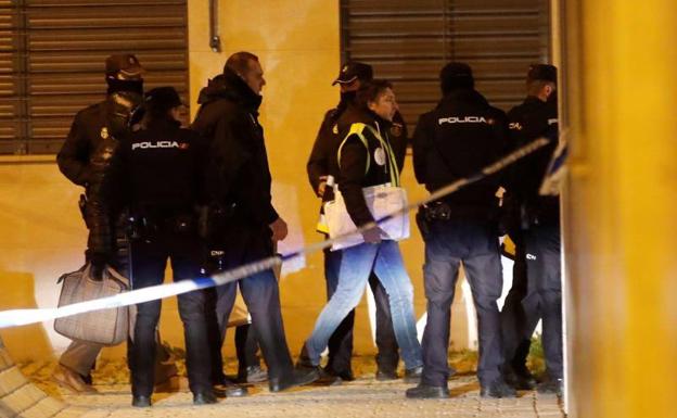 Investigan si el padre encerró con llave a sus dos hijos para que no escaparan del fuego en Madrid