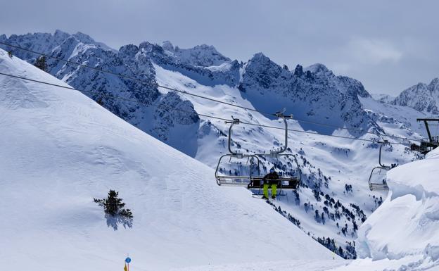 Baqueira, teñida de blanca por Semana Santa