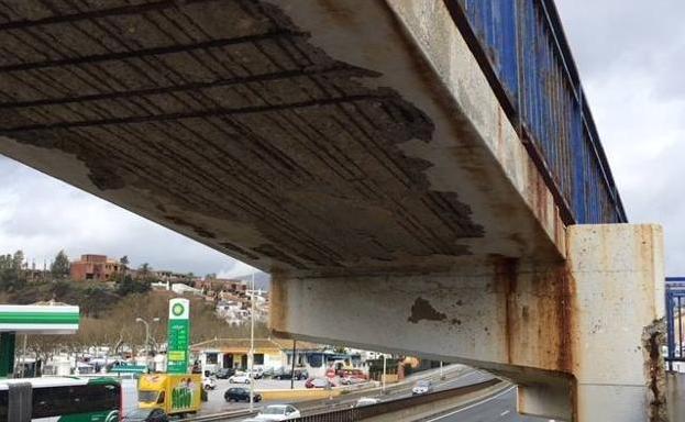 Fomento ordena cerrar la pasarela en mal estado sobre la A-7 en Mijas «con carácter inmediato»