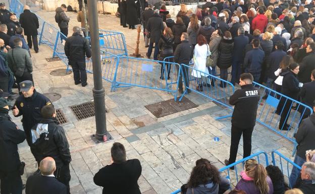 Desplazan a cerca de medio centenar de personas de la misa del Alba del Cautivo ante el miedo a que se caiga una farola