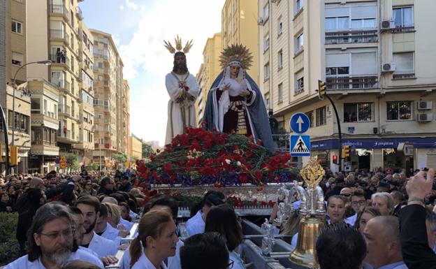 Los médicos del Hospital Civil portan al Señor de Málaga y a la Virgen de la Trinidad