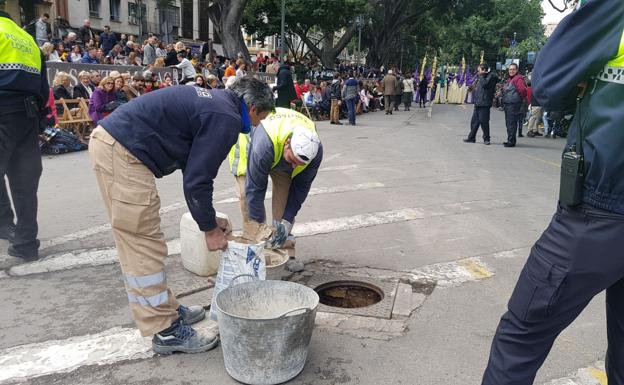 Una arqueta cede en la Alameda e interrumpe media hora el recorrido de Pollinica