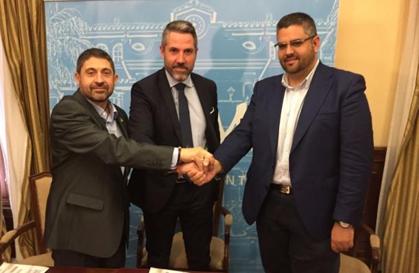 El pacto a tres en Mijas se centrará en el turismo, la movilidad y la diversidad