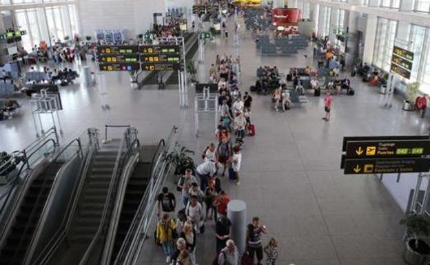 Los aeropuertos españoles, obligados a vender las botellas de agua a 1 euro